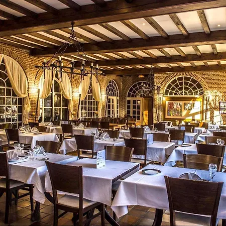 Ξενοδοχείο Logis - Chateau De La Motte - & Restaurant 3*